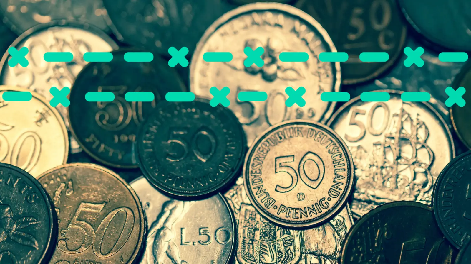 Montón de monedas antiguas de cincuenta, con distintos diseños y tamaños