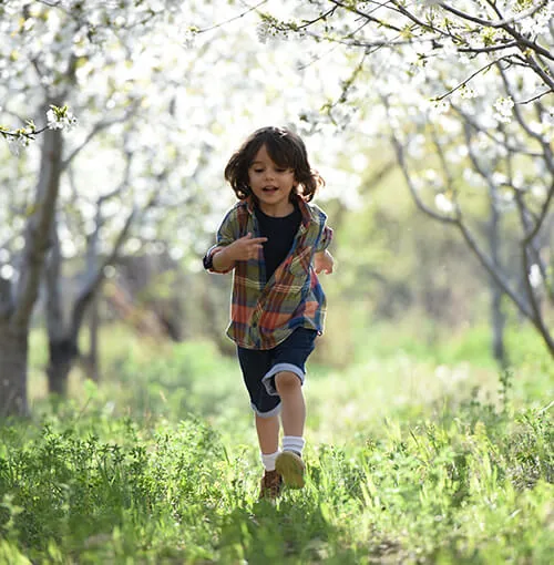 Guardar parte de los ingresos para el futuro de los niños