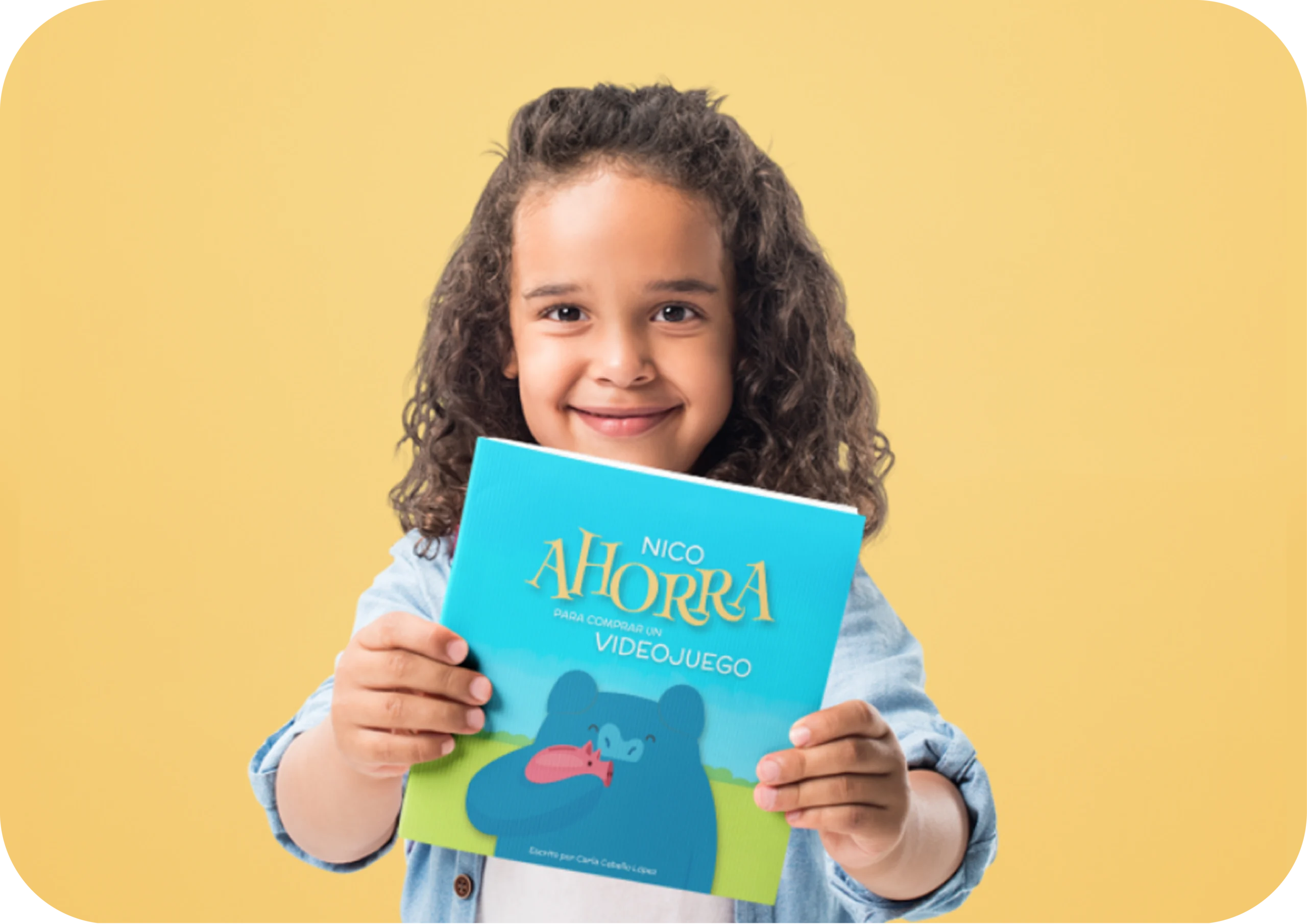 Niña sonriente sosteniendo el libro Nico ahorra para comprar un videojuego
