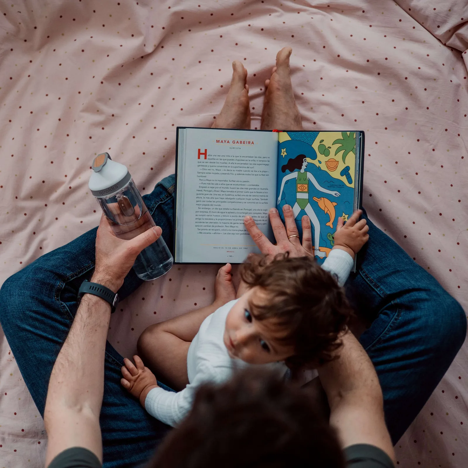 Leer libros finanzas en familia, padres y hijos 