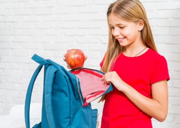 Niña feliz poniendo manzana en mochila