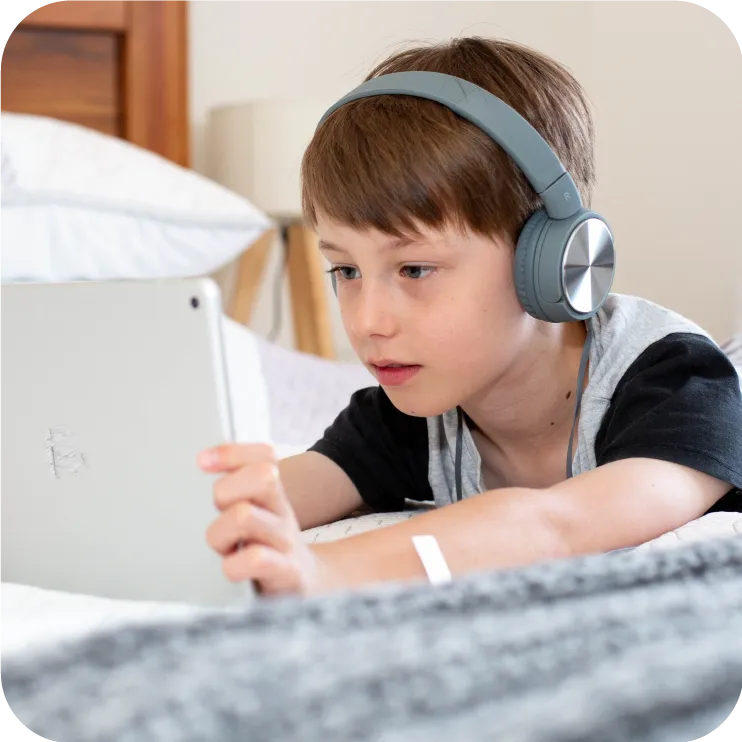 Niño con una tablet jugando