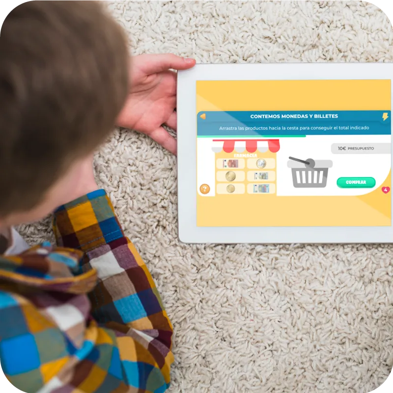 Niño con una tablet jugando