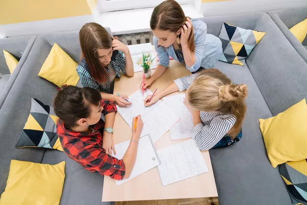 Ilustración del artículo «¿Notas bajas? Cómo ayudar a tu hijo a mejorar sin arruinarte en clases particulares»